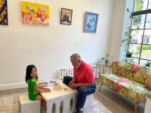kind en opa in kunstzinnige omgeving